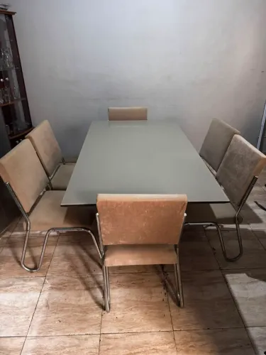 Mesa de jantar de 6 lugares com tampo de vidro e 6 cadeiras, em excelente estado!