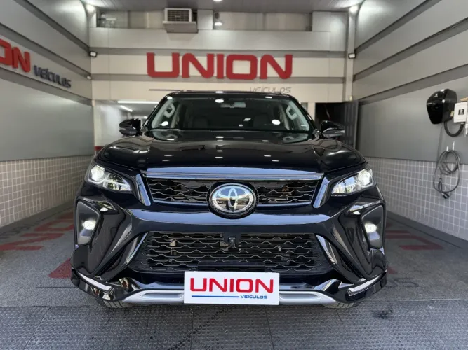 Toyota Hilux SW4 SRX Plat. 4X4 2.8 TB Die. Aut. 2025