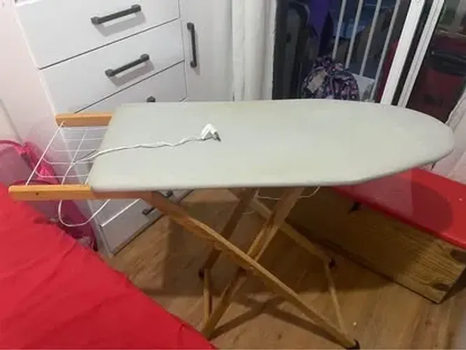 Tábua De Passar Roupa 100% Madeira C/ Tomada Embutida