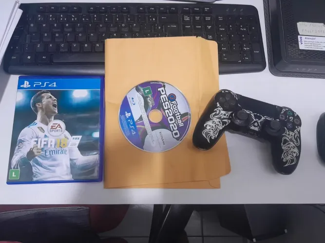 PS4 - 1 controle, jogo FIFA 2018 e PES 2020