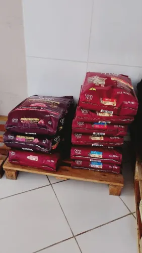 Vendo sacas de ração Gran plus  menor preço R$ 120,00