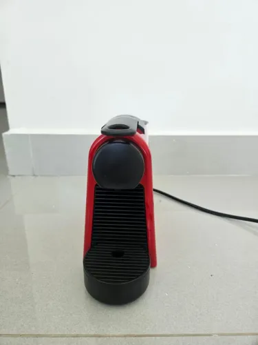 Cafeteira Nespresso Essenza Vermelha