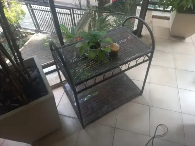 Aparador em fibra com tampo de vidro