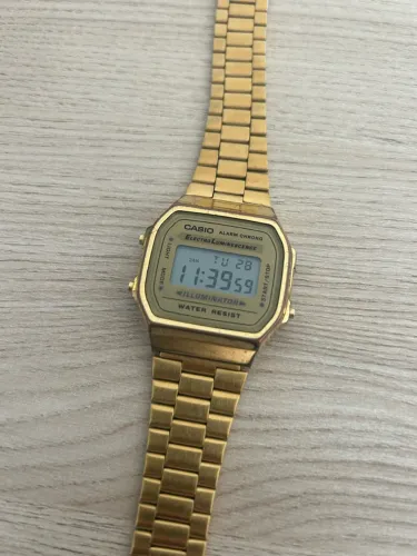 Relógio Casio dourado