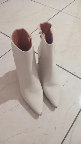 Bota Feminina Branca Cano Curto - Elegante e Moderna