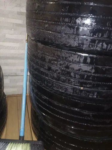 Vendo 3 pneu pra caminhão 3/4 215/75/17,5 Dunlop estão muito bom, roda bastante