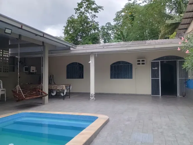 Casa com Piscina e Energia Solar, próx Av das Torres