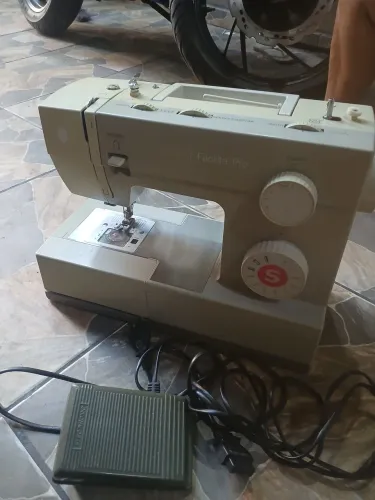 Máquina singer facilita pro