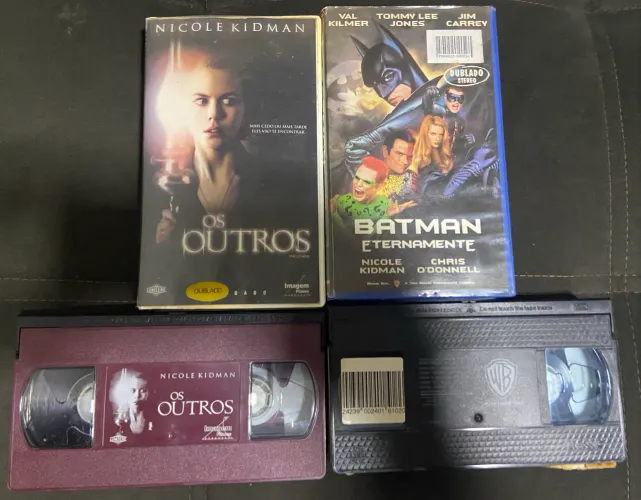 2 fitas VHS ? filmes OS OUTROS e BATMAN dublado