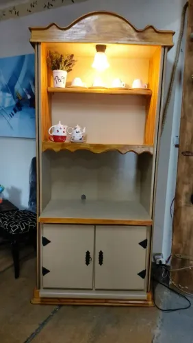 Cristaleira com prateleiras, versátil.
