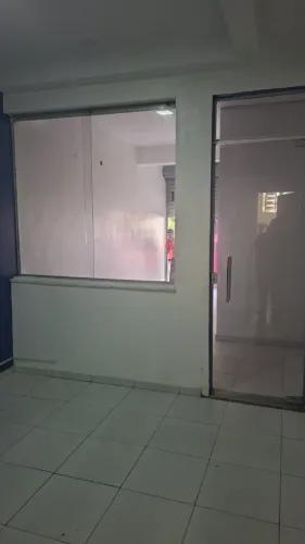 ALUGA-SE PONTO COMERCIAL NA JOSÉ BONIFÁCIO, PRÓXIMO A BAMCOS E NA PISTA