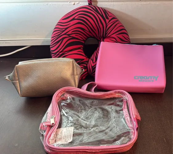 Kit viagem necessaires e almofada 