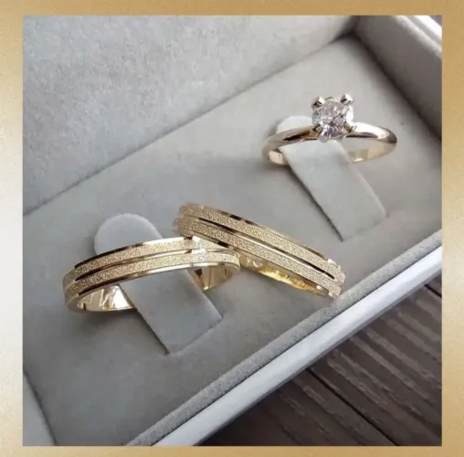 Par de Alianças Anatômicas 4mm Ouro18K Banho + Solitário. Namoro, Noivado - Promoção!