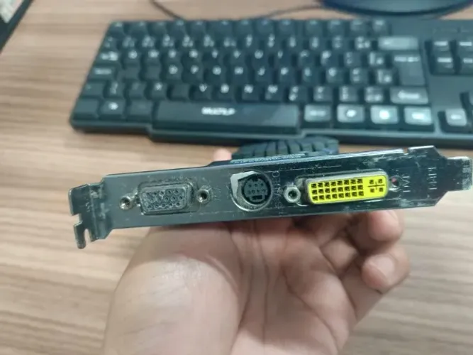 Placa de Vídeo XFX GeForce 7200 GS 128MB DDR2.