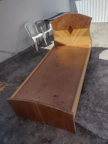 Cama de madeira solteiro 