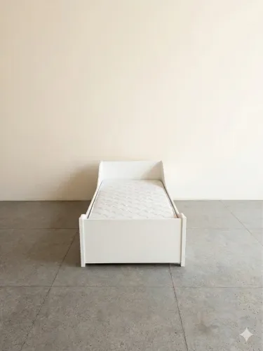 Cama Baixa de Madeira com Proteção Lateral