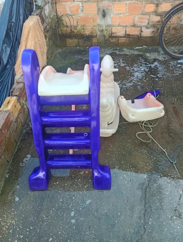 Brinquedo perfeito para sua filha com: escorrega bunda , balanço e cavalinho de 2 a 5 anos
