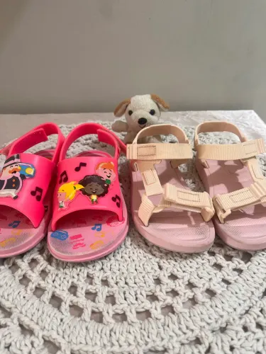 2 pares de sandália infantil 23/24 mundo bita e rider.