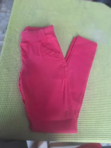 Calças tamanhos M com lycra fica