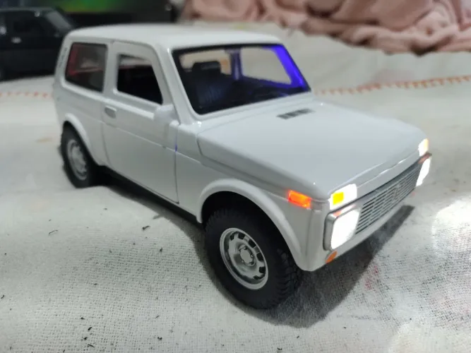 Niva lada 1/18, com luzes e som!