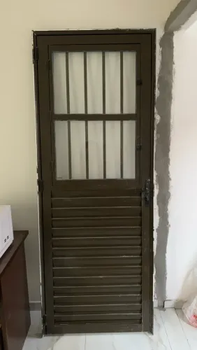 Porta de alumínio marrom com janela de vidro