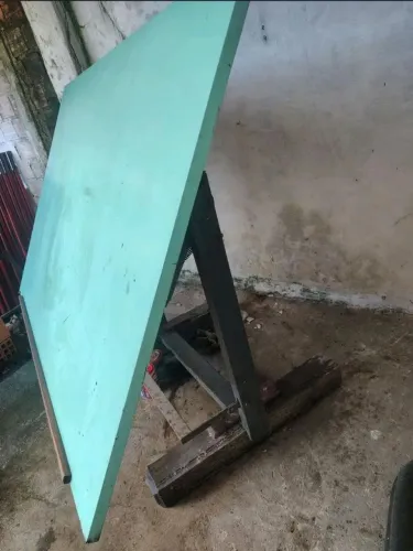 Mesa para desenhos, projetos, etc. 1x1,75m