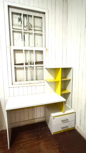 Promoção Mesa Escrivaninha c/ 2 Gavetas e 5 Nichos Branco/Amarelo