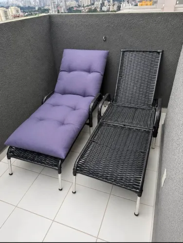 Par de espreguiçadeiras em fibra sintética com colchões + mesinha