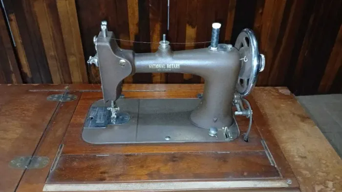 MAQUINA COSTURA NATIONAL ROTARY anos 1940/50, conservada, c/manuais e peças de reposiçãoo