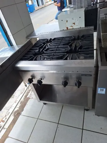Fogão inox de 4 bocas com gabinete aberto