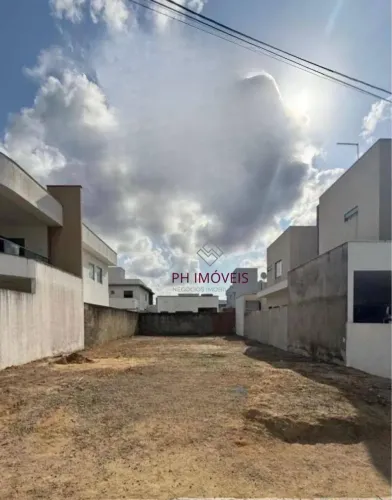 Terreno Nascente em Condomínio Fechado no Bairro do Antares - 240m²