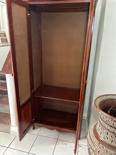 Vendo uma cristaleira de madeira sem os vidros 870$