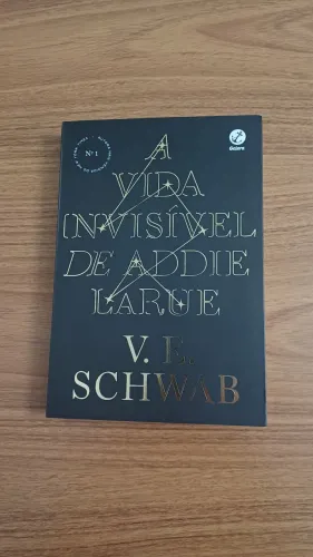 Livro A invisível de Addie Larue - V. E. Schwab