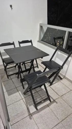 Jogo de mesa e cadeiras de madeira / Mesa de bar