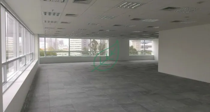 Conjunto comercial com 514m2, 16 vagas de garagem no Brooklin.
