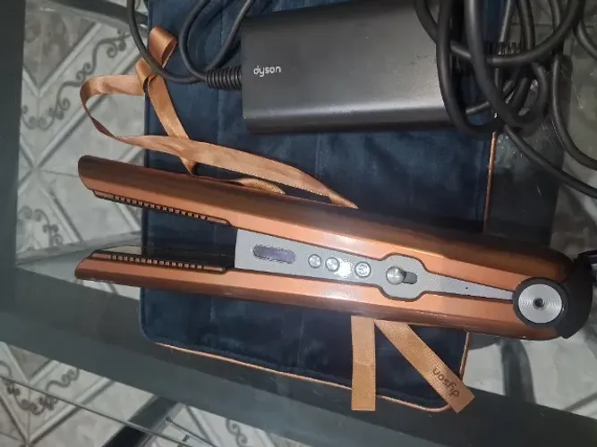 Prancha Dyson Corrale Bivolt na cor cobre, usada poucas vezes sem avaria.