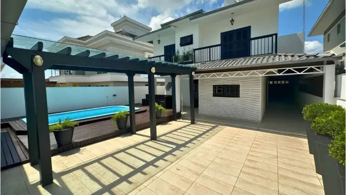 Casa com Piscina para alugar em Palhoça l Pedra Branca  3 Quartos e 200m²