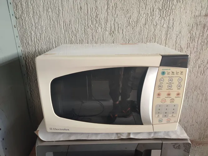 Microondas Electrolux 18 litros. Funcionando perfeitamente.