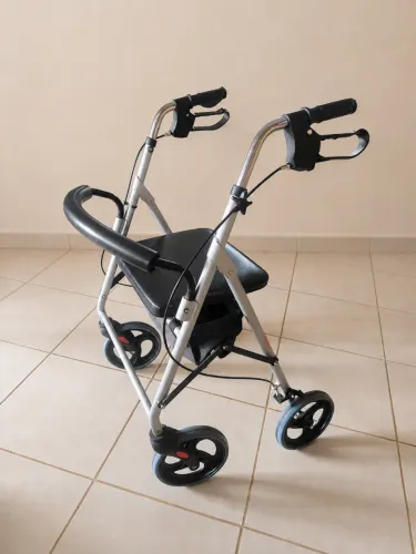 Andador alumínio dobravel 04 rodas