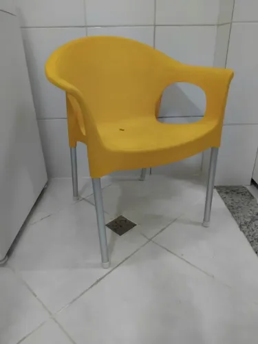 Cadeira Tramontina Amarela em Polipropileno Modelo Concha com Braços