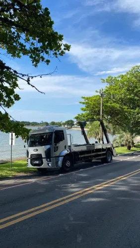 Vendo ou troco caminhão com poliguindaste
