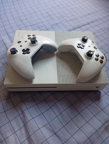 Xbox one s, com 2 controles.