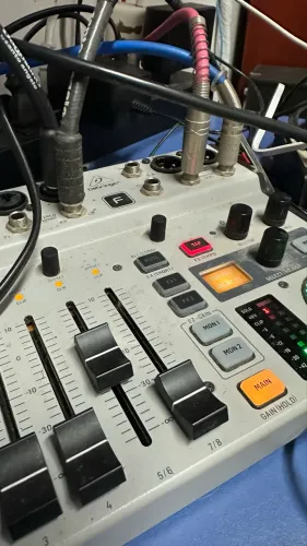 FLOW 8 BEHRINGER