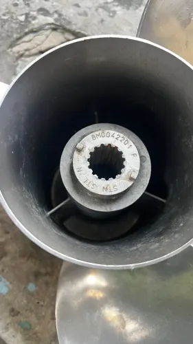 hélice de aço inoxidável da Mercury Marine com passo 17 (17P).