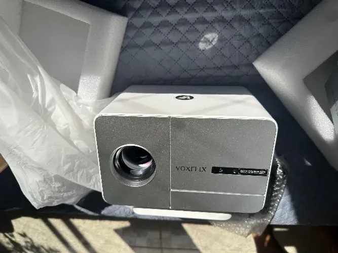 Projetor Voxflix X9 Ultra Full HD | 1200 ANSI, Android, Wi-Fi 6 - NOVO - SEM USO