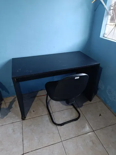 Vendo mesa com cadeira ideal para estudos e trabalho, qualidade muito boa.