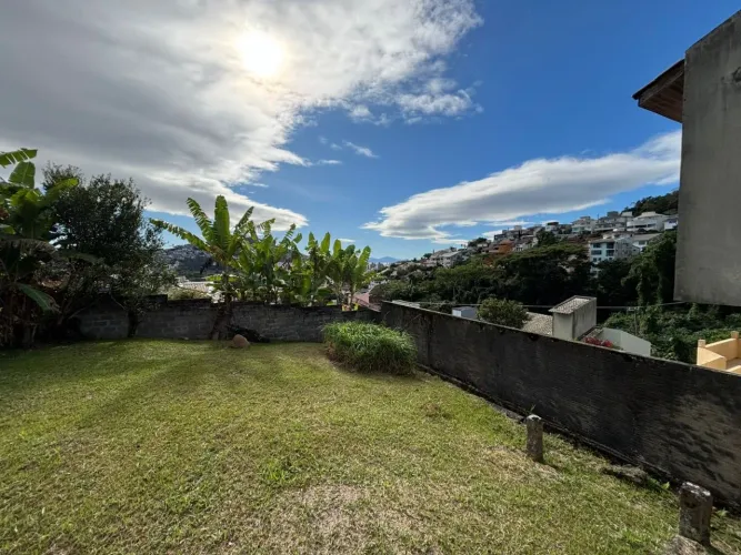 Terreno loteamento com casas de alto padrão 447m²