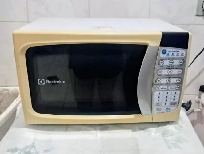 Microndas ELECTRO LUX 20 litros sem funcionar. Ideal para retirar peças.
