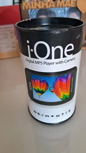 MP5 Player i-One portátil com câmera, apresentado em uma embalagem cilíndrica.