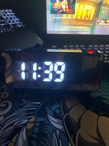 Relógio digital de mesa com projetor